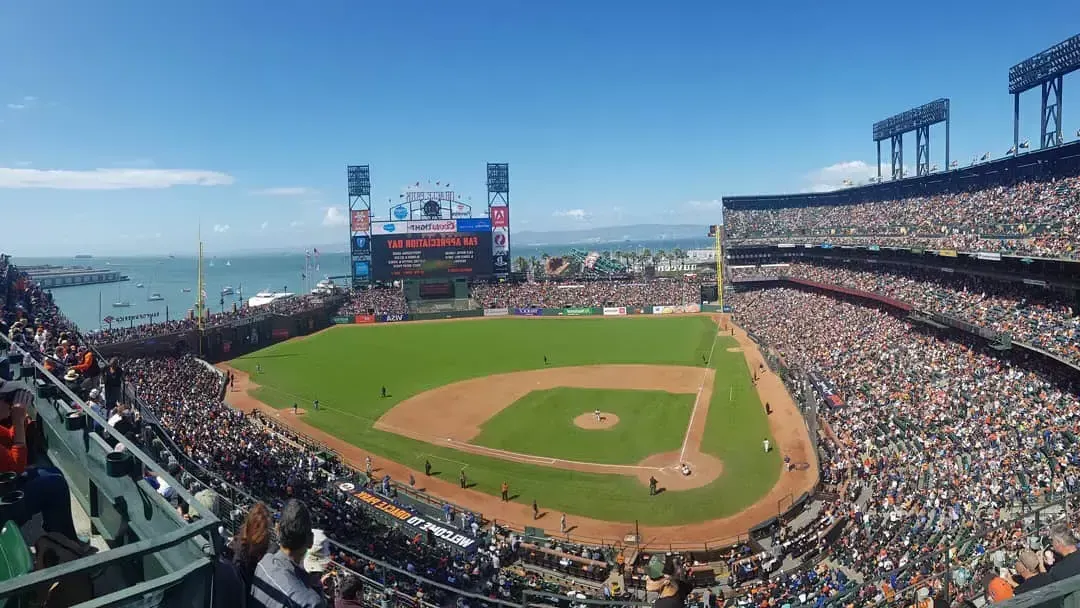 贝博体彩app的甲骨文公园。, mit dem Baseball-Diamanten im Vordergrund und der San Francisco Bay im Hintergrund.