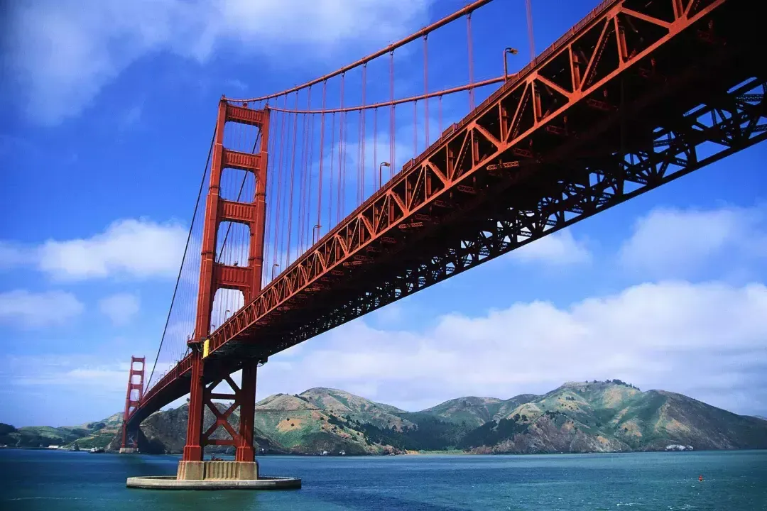 金桥从低处流过. San Francisco, California.