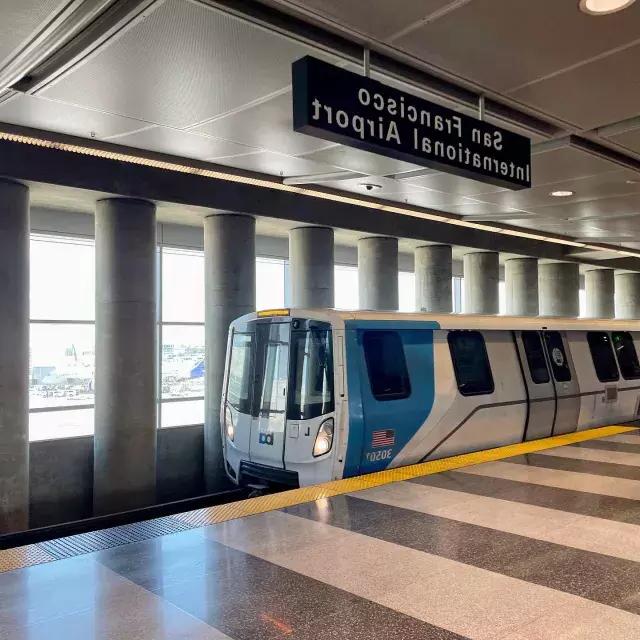 A 巴特 train waits for passengers at the station.